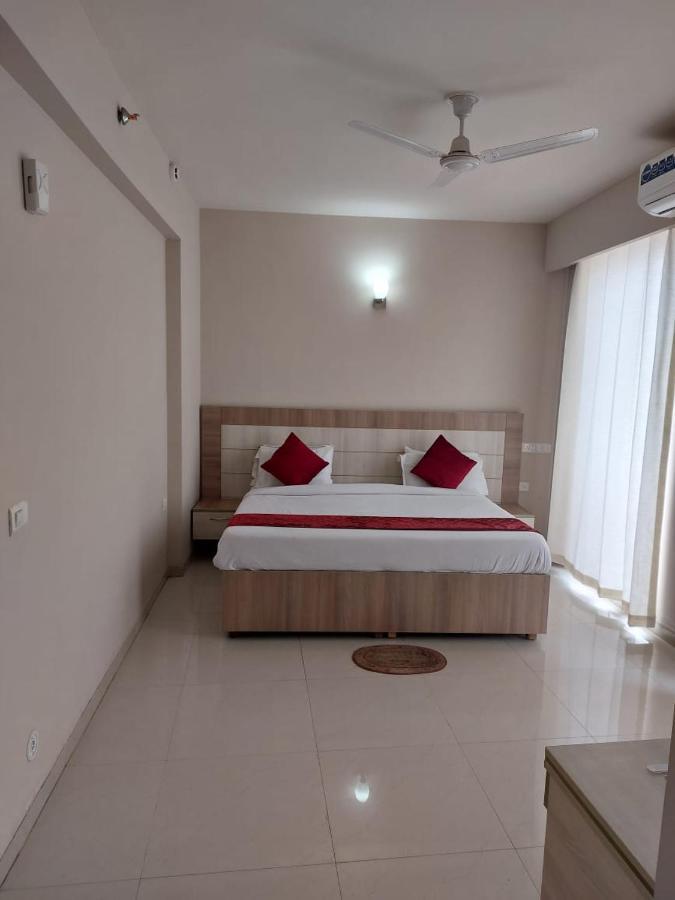 Dubey Homestay - 500 Meter From Temple Vrindavan Exterior photo
