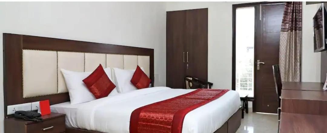 Dubey Homestay - 500 Meter From Temple Vrindavan Exterior photo